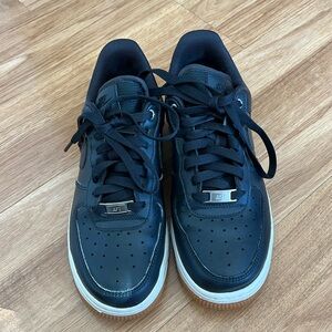 NIKE AIR FORCE 1 07 PREMIUM BLACK-BROWN SZ 6 WOMEN 896185 008
